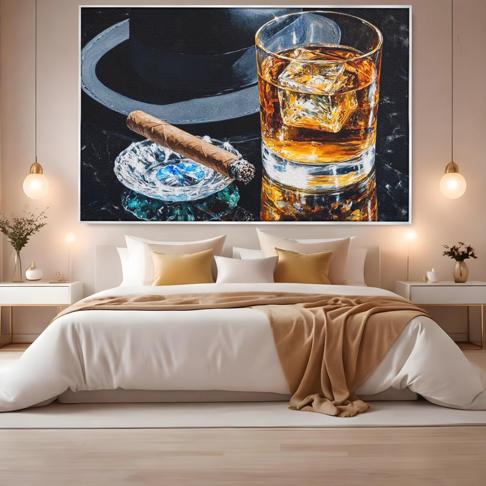 Tablou canvas cu pictura cu pahar de whisky, trabuc si palarie, in rama de aluminiu argintiu, pe perete intr-un dormitor